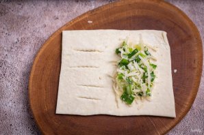 Слоеные пирожки с сыром и луком