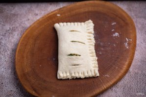 Слоеные пирожки с сыром и луком