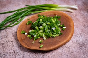 Слоеные пирожки с сыром и луком