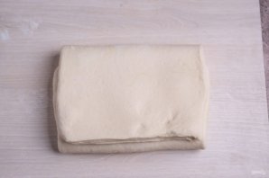 Слоеные пирожки с сыром и луком