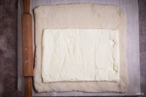 Слоеные пирожки с сыром и луком