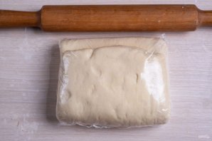 Слоеные пирожки с сыром и луком