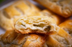 Слоеные пирожки с сыром и луком