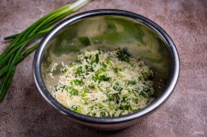 Слоеные пирожки с сыром и луком