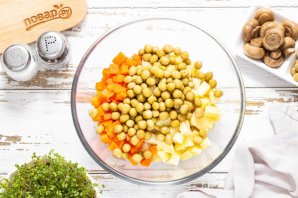 Винегрет с маринованными грибами