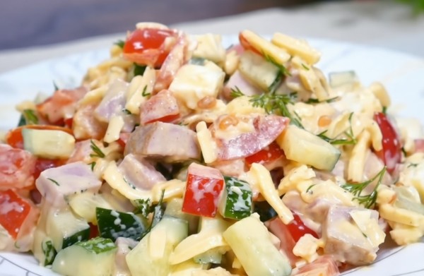 Салат «Мраморное чудо». Его никто не знает и не готовит — такой сытный, что заменит вам ужин!