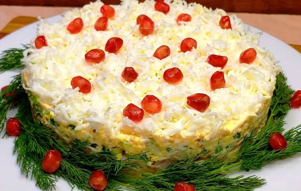 Новогодний салат &laquo;Сугроб&raquo; &mdash; вкусно, нежно и красиво! Меню на Новый Год 2026