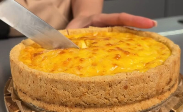 Невероятно вкусно: сытный сырный пирог, который вы приготовите с закрытыми глазами. Беспроигрышный рецепт