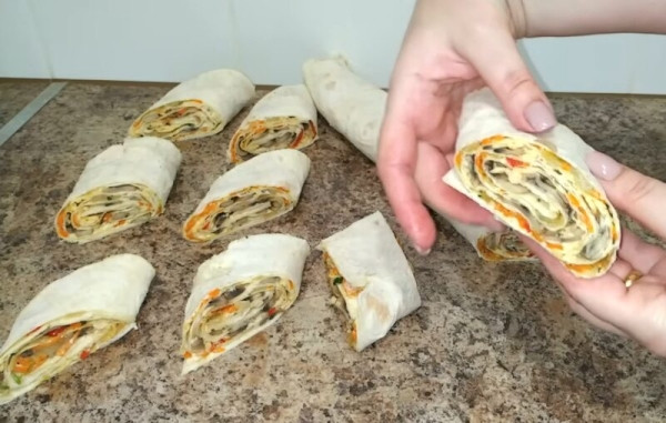 Исчезает мгновенно! Быстрая закуска из лаваша на праздничный стол