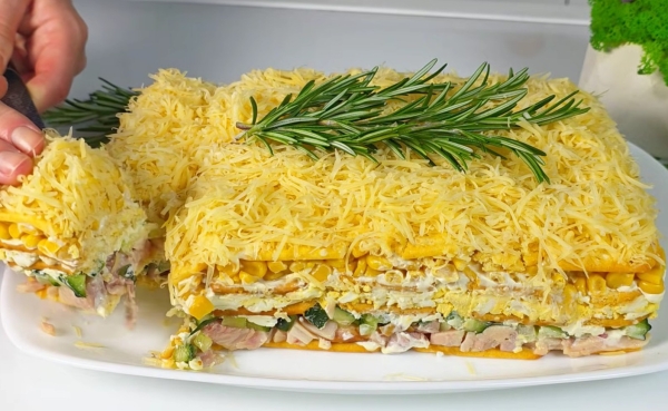 Закусочный торт-салат «Снежные слои». Идеальное сочетание ингредиентов на праздничный стол