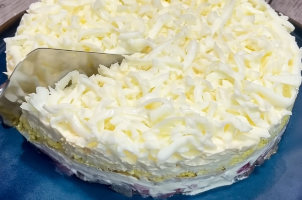 Салат «Селедка в сугробе» — нежный, слоёный, праздничный. Готовится просто, выглядит нарядно! Салат «Селедка в сугробе» — нежный, слоёный, праздничный. Готовится просто, выглядит нарядно!