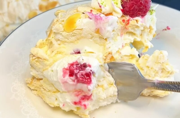 Воздушный меренговый рулет который тает во рту: все тонкости и нюансы приготовления Воздушный меренговый рулет который тает во рту: все тонкости и нюансы приготовления