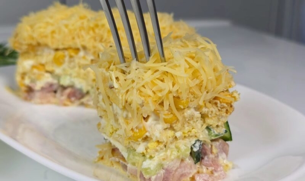 Закусочный торт-салат «Снежные слои». Идеальное сочетание ингредиентов на праздничный стол