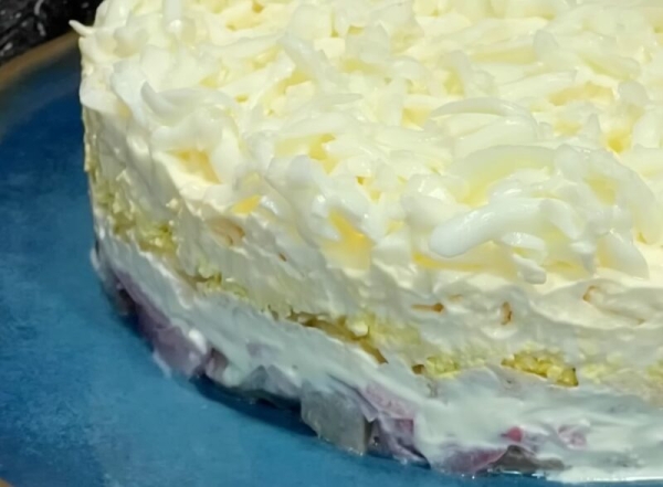 Салат «Селедка в сугробе» — нежный, слоёный, праздничный. Готовится просто, выглядит нарядно! Салат «Селедка в сугробе» — нежный, слоёный, праздничный. Готовится просто, выглядит нарядно!