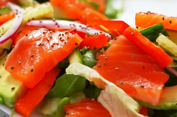 Все гости будут просить рецепт и добавки: фирменный салат с лососем для Рождества и Нового года