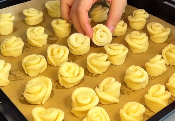 «Розочки» из творожного теста! Легкий рецепт ароматного печенья к чаю: просто и вкусно!