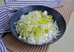 Пирог с сыром и луком-порей