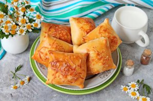Пирожки с колбасой и сыром