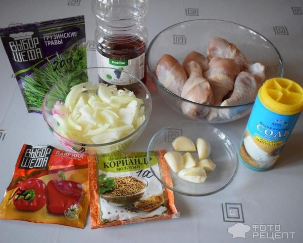 Рецепт: Куриные голени с грузинскими травами - запечённые в духовке