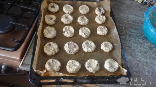 Рецепт: Овсяное печенье с орехами, изюмом и шоколадом - Очень вкусно и сытно.