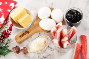 Салат "Рафаэлло" с крабовыми палочками Салат "Рафаэлло" с крабовыми палочками