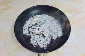 Слоёный салат с копчёной курицей