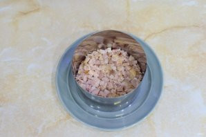 Слоёный салат с копчёной курицей