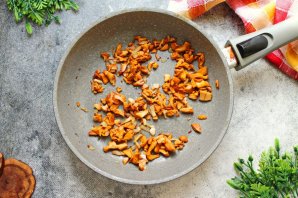 Жульен с курицей и лисичками Жульен с курицей и лисичками