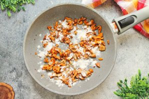 Жульен с курицей и лисичками Жульен с курицей и лисичками