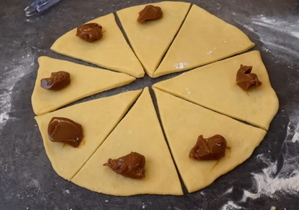 Рецепт теста, которое превратит обычные рогалики в семейную легенду &mdash; гости умоляют поделиться секретом!