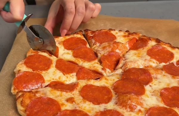 Пицца &laquo;Пепперони&raquo; на тонком тесте: проще и вкуснее рецепта не знаю!