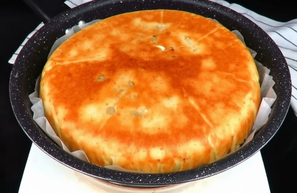 Пирог на сковороде с сочной мясной начинкой. Готовим без духовки &mdash; вкусно и быстро!