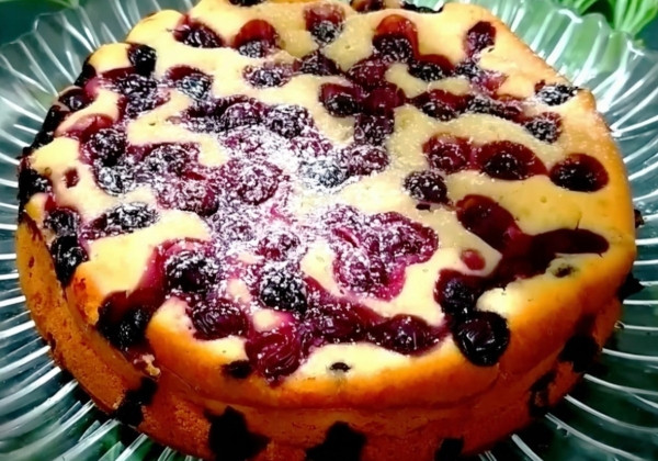 Пирог на кефире с вишней: вчера испекла, сегодня второй попросили. Все смешали и в духовку