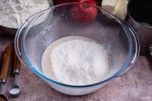 Печеные пирожки с яблоками