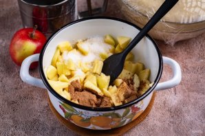 Печеные пирожки с яблоками