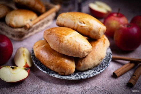 Печеные пирожки с яблоками