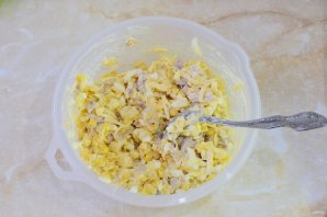 Салат с копченой курицей, ананасом, сыром и кукурузой