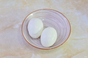 Салат с копченой курицей, ананасом, сыром и кукурузой