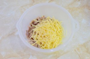 Салат с копченой курицей, ананасом, сыром и кукурузой