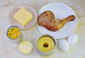 Салат с копченой курицей, ананасом, сыром и кукурузой