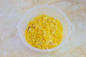 Салат с копченой курицей, ананасом, сыром и кукурузой