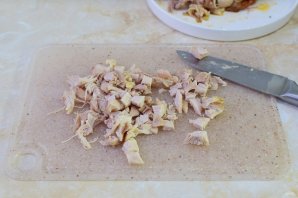 Салат с копченой курицей, ананасом, сыром и кукурузой