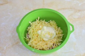 Салат с копчёной курицей и ананасами