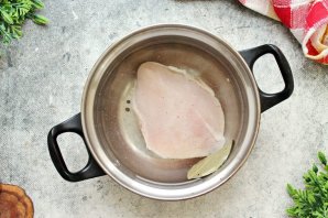 Салат с курицей, омлетом и корейской морковью