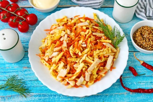 Салат с курицей, омлетом и корейской морковью