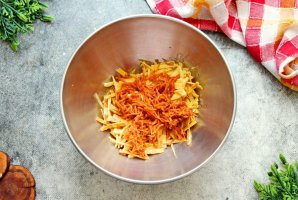 Салат с курицей, омлетом и корейской морковью