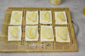 Слойки с камамбером и грушей