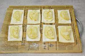 Слойки с камамбером и грушей