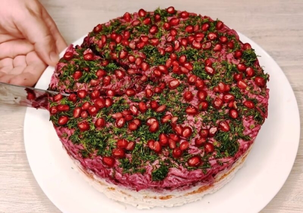 Забытый шедевр советской кухни: рецепт салата «Губернаторский», который вы не найдете в меню ресторанов Забытый шедевр советской кухни: рецепт салата «Губернаторский», который вы не найдете в меню ресторанов