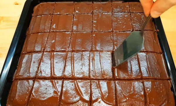 Большой шоколадный пирог к чаю на всю семью! Готовится на раз-два: быстро и без лишних хлопот